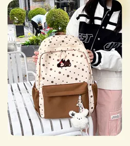 Niedlicher Pünktchen Rucksack für Mädchen, lässiger Stoffschulranzen mit Plüsch Anhänger.