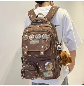 Zaino marrone con capybara carino per studenti, grande borsa casual scolastica con spille.