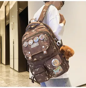 Vista dettagliata del simpatico zaino capibara con tasche multiple e tessuto resistente.