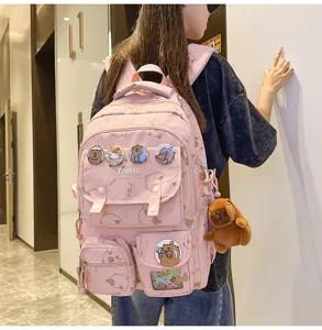 Zaino rosa carino con capibara per ragazze adolescenti, grande borsa casual con spille e decori.