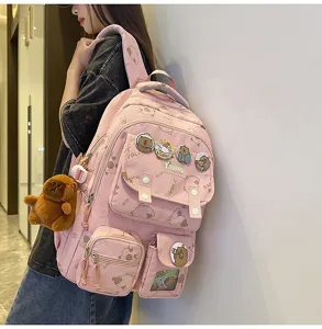 Zaino da studente in tela rosa dettaglio, simpatica stampa capibara e badge, grande capienza.