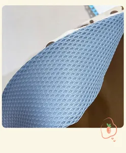 Nahaufnahme des blauen atmungsaktiven Mesh-Rückenpolsters eines süßen Schulrucksacks.