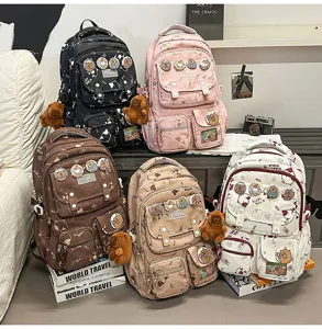 Vista dettagliata dello zaino scolastico carino capibara, grande borsa per studenti dolci.
