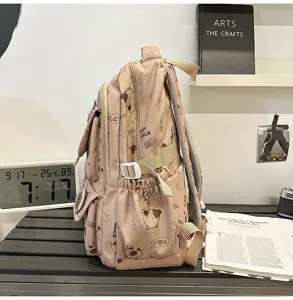 Vista laterale dettagliata dello zaino in tela con stampa capibara carina e tasche.