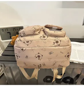 Dettaglio zaino in tela con stampa capibara carino, borsa scolastica casual di grande capacità.