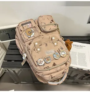 Zaino capibara a fumetto carino per ragazze, grande borsa scolastica con simpatici badge.