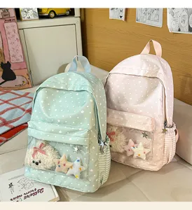 Vue détaillée de sacs à dos mignons à motif d'étoiles avec poche frontale transparente en ambiance.