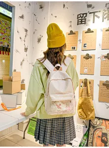 Vue détaillée du sac à dos à pois roses avec poche avant transparente et jolies peluches.