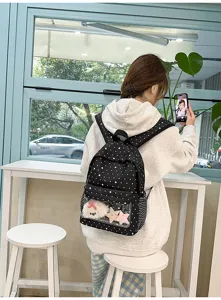 Vue détaillée du joli sac à dos noir à motifs d'étoiles avec une poche transparente.