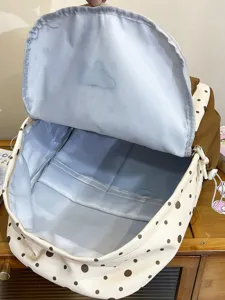 Niedlicher Canvas-Schulrucksack mit Punkten, geräumigem Hauptfach und tollem Design.
