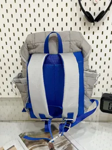 Petit sac à dos matelassé pour femme, sac d'école décontracté léger avec cordon.