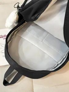 Zaino nero da donna, grazioso borsone in stile college con ciondolo in peluche e tasche interne.