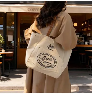 Gros plan détaillé du sac cabas fourre-tout en toile décontracté avec poche avant en rue.