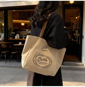 Vue détaillée d'un sac cabas décontracté en toile avec des imprimés élégants.