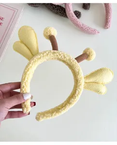 Schattige gele pluche bijen haarband met vleugels en voelsprieten, zacht haaraccessoire.