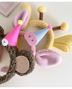 Leuke pluche dieren haarband met verjaardag hoed ontwerp, zacht materiaal voor haaraccessoires.
