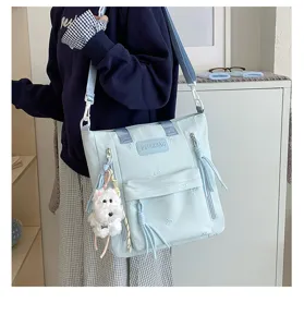 Sac à dos style collège bleu clair détail avec porte-clés de chiot et jolie broderie élégante.