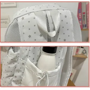 Vista dettagliata zaino scolare carino con motivo stelle e pois, borsa capiente per ragazze.