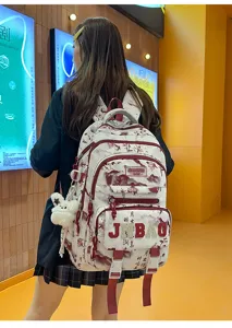 Vista dettagliata dello zaino in tela in stile cinese con stampe di paesaggi e tasche frontali.