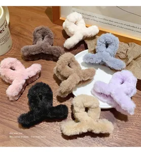 Pinces à cheveux en peluche pour femmes, pinces griffe d'hiver douces en divers coloris.