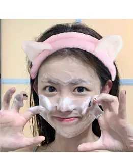 Plüsch Katzenohren Stirnband Detailansicht zeigt weiche Textur und niedlichen Sitz für Make-up.