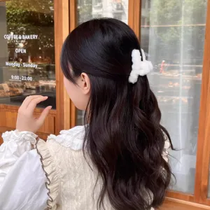 Pince à cheveux en peluche pour femmes, pince requin duveteuse d'hiver pour coiffure.