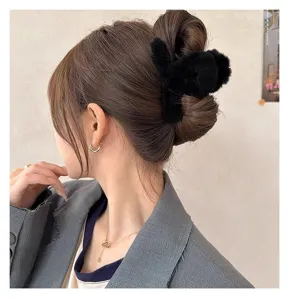 Black plush hair claw clip for women, soft furry animal shape hair catch for autumn winter.
