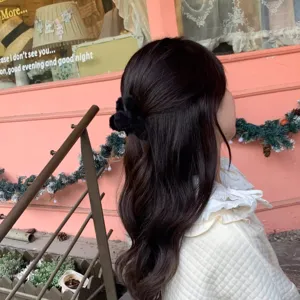 Jolie pince à cheveux en peluche pour femmes, pince requin duveteuse, accessoire élégant.