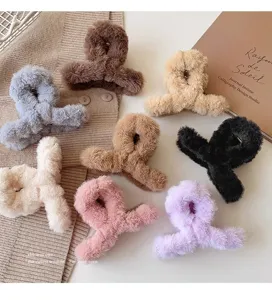 Pince à cheveux pelucheuse en fausse fourrure douce, accessoire tendance pour coiffure hiverivale.