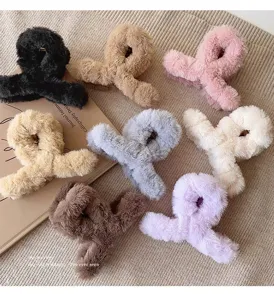 Détail de pince à cheveux en peluche moelleuse, texture douce, accessoire élégant automne hiver.