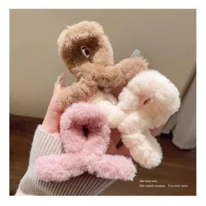 Pince à cheveux en peluche gros plan, griffe de requin douce pour femmes accessoires d'hiver