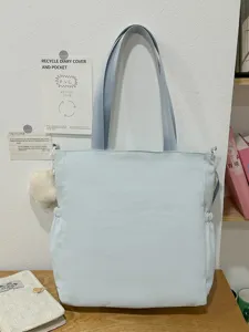 Borsa shopper in tela azzurro chiaro casual per studenti, borsa a tracolla estetica con ciondolo.