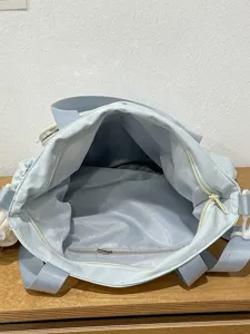 Borsa a tracolla azzurro chiaro casual ideale per pendolari giornalieri e studenti.