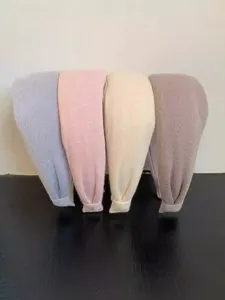Weiche Strick-Haarreifen mit dezentem Herzmuster, gemütliche Herbst Winter Haarmode Accessoires.