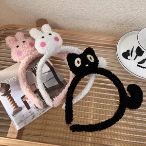 Schattige pluche konijn en kat haarbanden, zachte fleece gezichtswas hoofdbanden, detailweergave.
