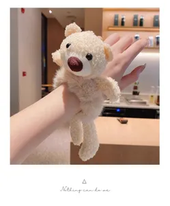 Gros plan detaille d'un chouchou en peluche en forme d'ours mignon avec texture tres douce.