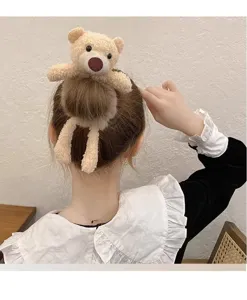 Vue détaillée d'un chouchou mignon en peluche d'ours, attache queue de cheval douce.