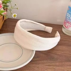 Gemütlicher weißer gestrickter breiter Haarreif für Damen, weiches Winter Haaraccessoire.