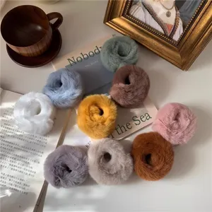 Gedetailleerd overzicht van kleurrijke pluche haarrekkers, zachte winter haaraccessoires.