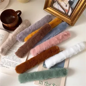 Gedetailleerd overzicht van kleurrijke pluche snap-haarbanden, zachte winter haaraccessoires.