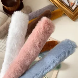 Detailopname van pluche slap haarelementen met zachte meerkleurige varianten voor herfst en winter.