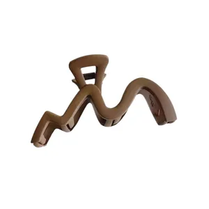 Large matte brown wavy hair claw clip for women, geometric shark clip for elegant daily hairstyles.