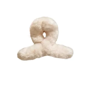 Jolie pince à cheveux en peluche pour femmes, pince requin duveteuse pour coiffures d'hiver.