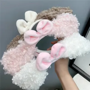 Gedetailleerd uitzicht op zachte pluche haarband met schattige strik en oren, comfortabel en warm.