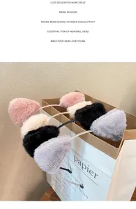 Vue détaillée de jolis serres-tête d'oreilles de chat en peluche, texture douce et confortable.