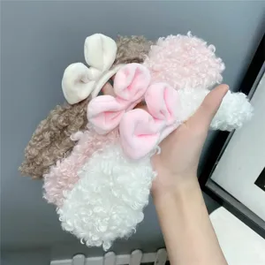 Detail van een zachte pluche haarband met een donsachtig strikontwerp in meerdere kleuren.