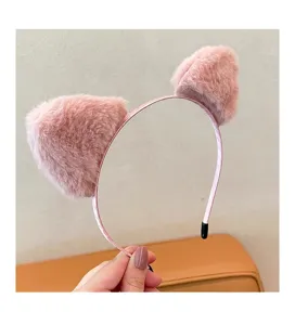 Detail de serre-tete oreilles de chat en peluche rose, joli cerceau a cheveux doux femme.