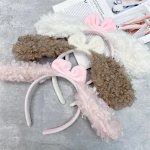 Close-up van een schattige pluche lammeroor haarband met zacht materiaal en een leuke strik.