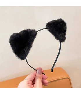 Gros plan détail du serre-tête oreilles de chat en peluche noire, texture douce pour automne hiver.