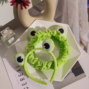 Detalle de diadema de felpa de rana verde, aro de pelo suave para mascarilla facial.